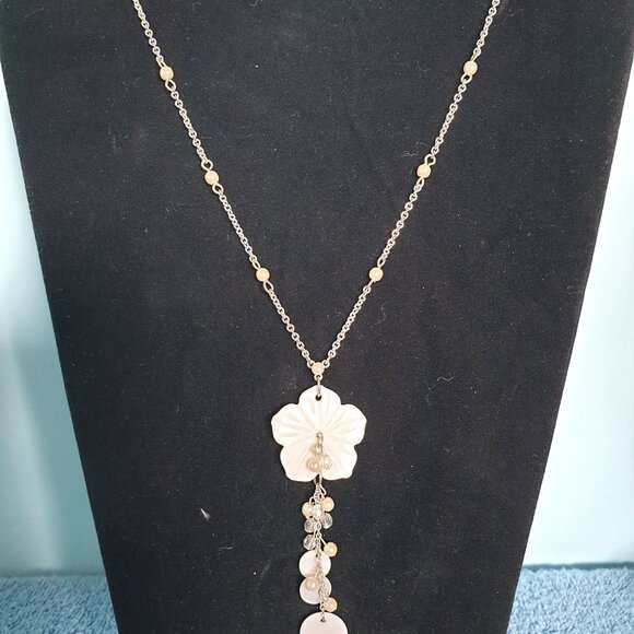 Vintage Avon Mother of Pearl Carved Flower Silver Tone Pendant Necklace Necklace - Picture 3 of 9